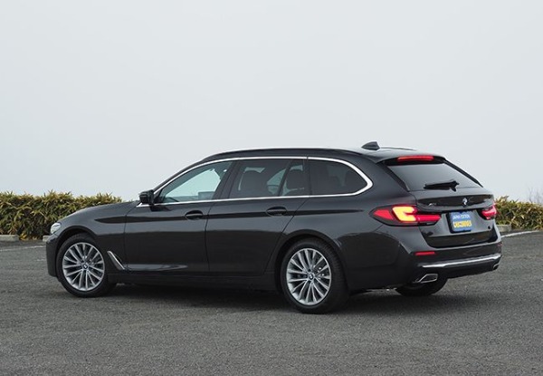 スポーティ&エレガント!最新BMW5シリーズの走り世界