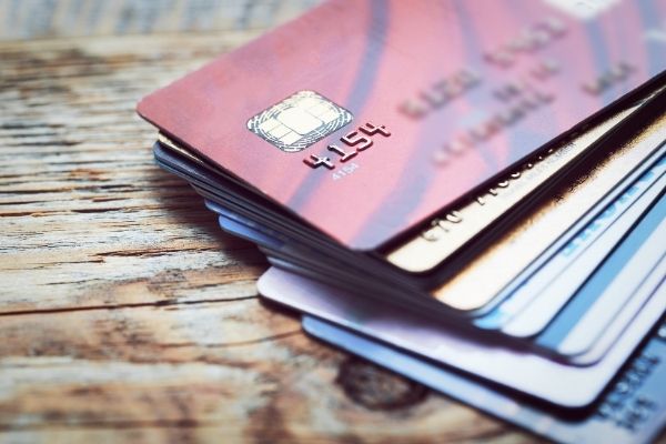 経費をクレジットカードで支払う場合の会計処理は?カードを使うメリット・デメリット