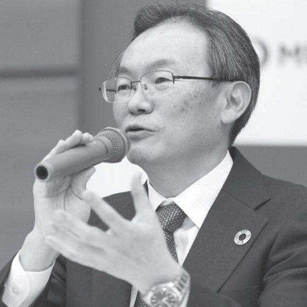 三菱UFJ銀行の次期頭取に決まり、記者会見で質問に答える半沢淳一氏(写真=共同通信)