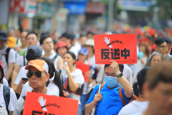 暴動,香港,マネー流出,富裕層