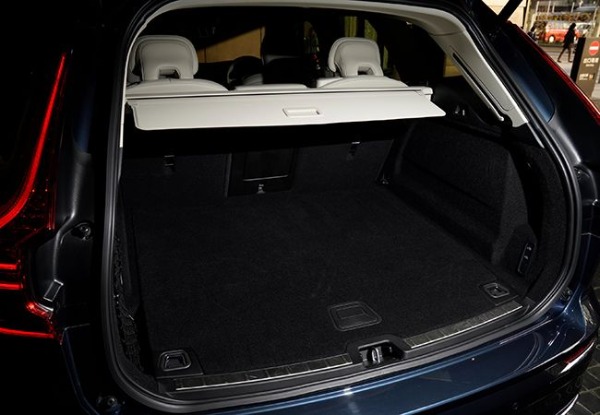 滑らかで速いと評判。ボルボの上級車、XC60リチャージHV・T8AWDが目指す新地平