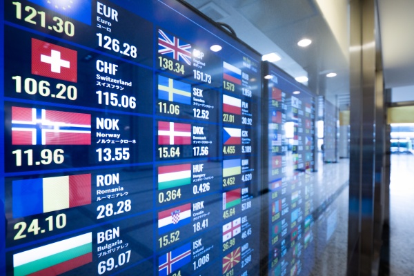 はじめての外国株。外貨取引で有利に立ち回るポイントとは
