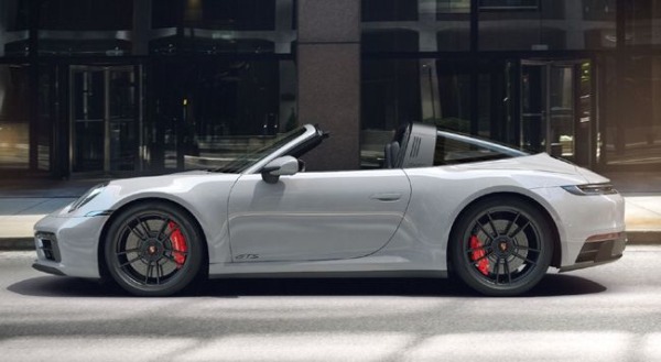 ポルシェ911(992)によりスポーティでパワフルな「GTS」モデルが登場